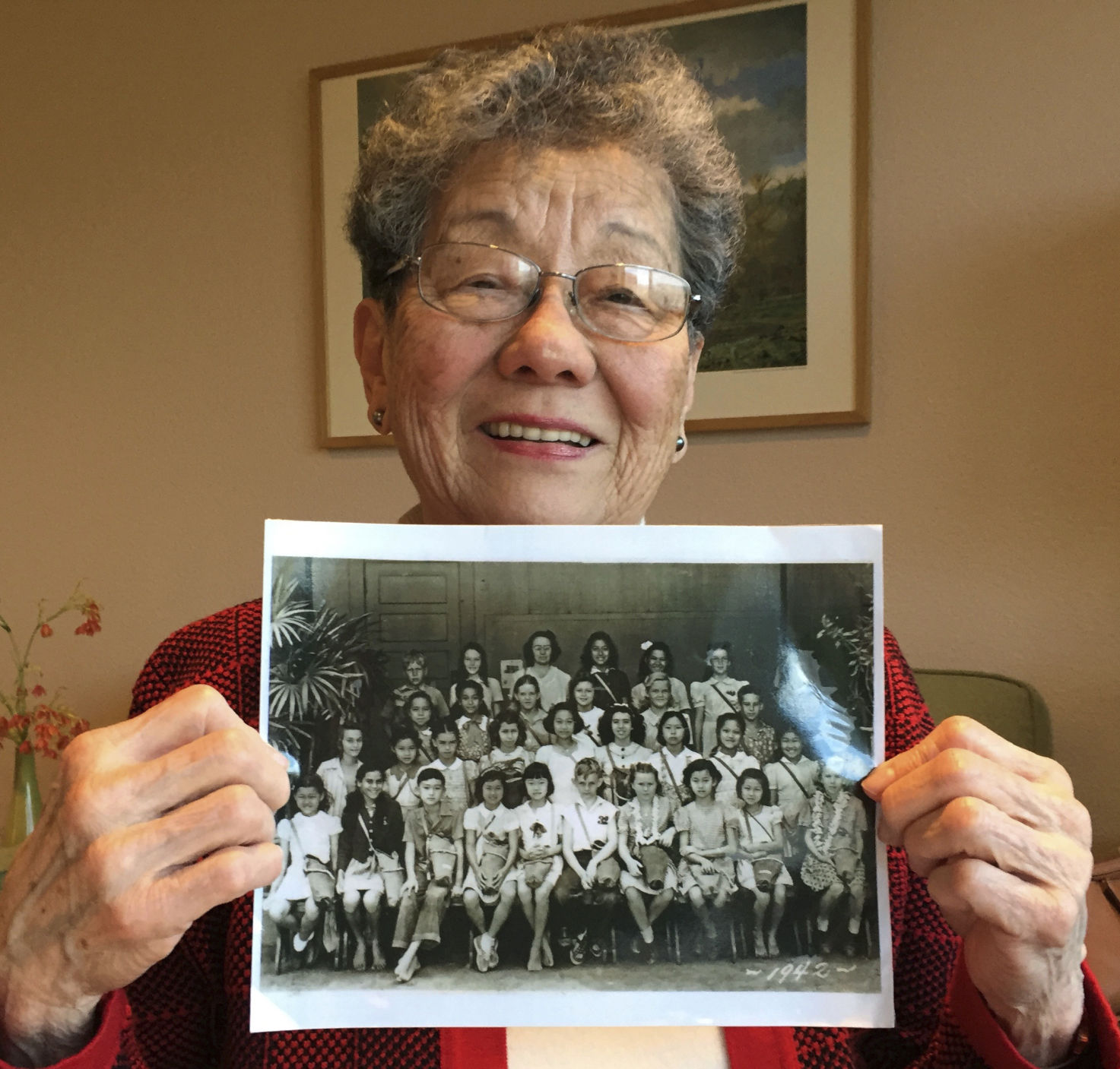 Seto holds a photo from 1942